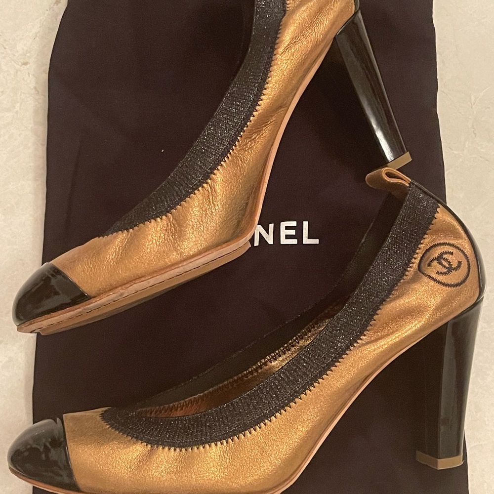 Chanel Black Patent and Gold Pumps Size 39. Mint Condition.